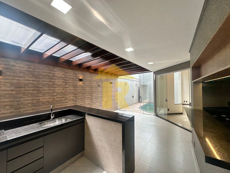Casa de Condomínio com 3 quartos à venda, 210m² — foto 17 de 39
