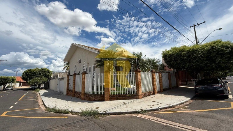 Casa com 3 quartos à venda, 270m² — foto 1 de 25