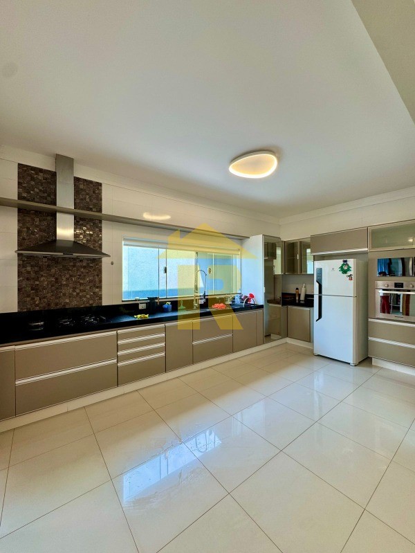 Casa de Condomínio com 3 quartos à venda, 208m² — foto 18 de 35