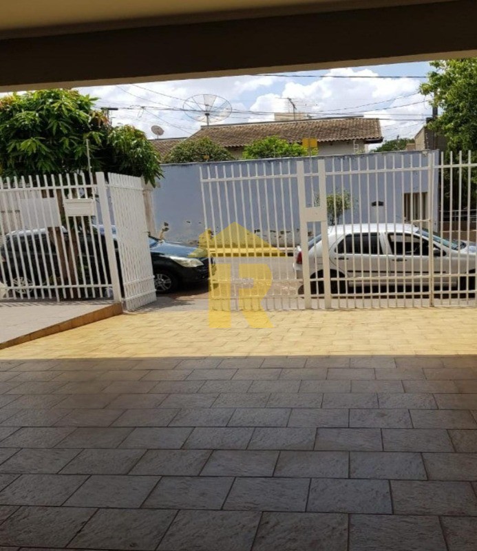 Casa com 3 quartos à venda, 225m² — foto 2 de 29