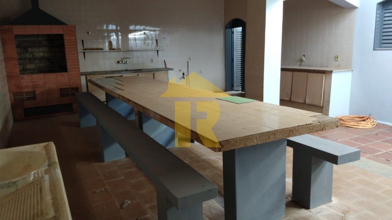 Casa com 4 quartos à venda, 290m² — foto 16 de 27