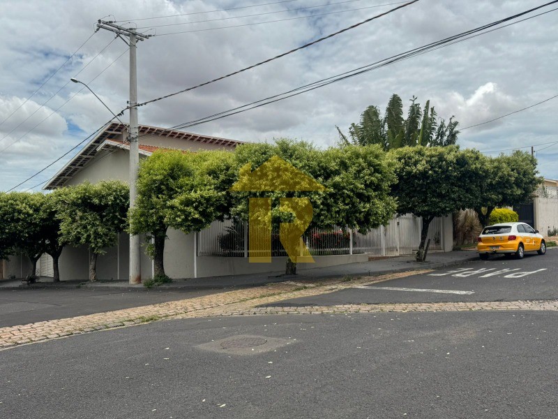 Casa com 3 quartos à venda, 276m² — foto 2 de 47
