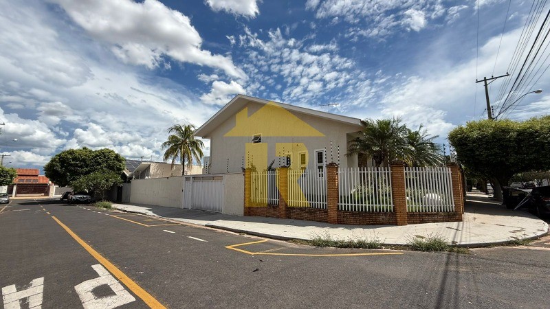 Casa com 3 quartos à venda, 270m² — foto 2 de 25