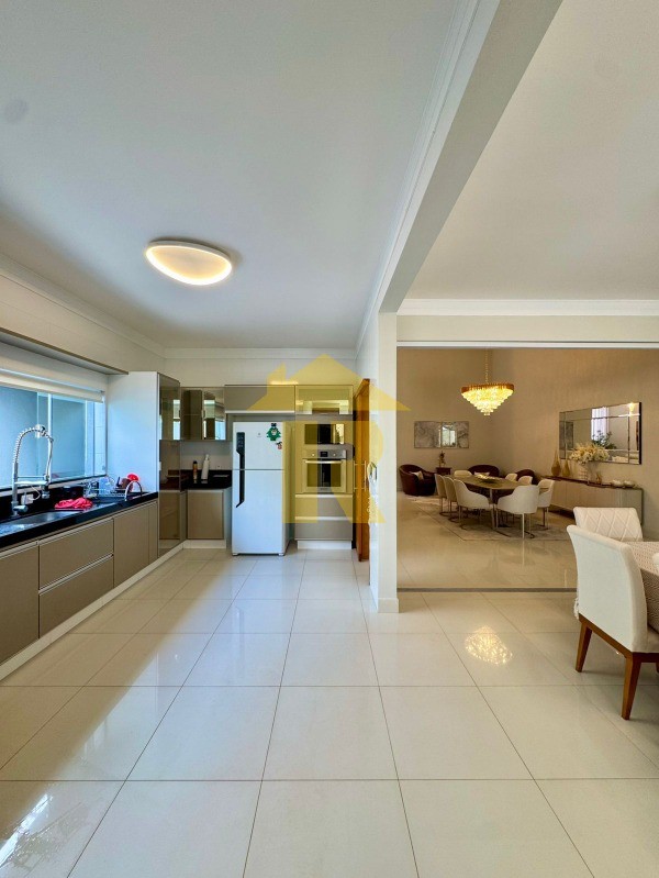 Casa de Condomínio com 3 quartos à venda, 208m² — foto 17 de 35