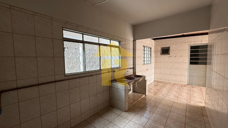Casa com 3 quartos à venda, 240m² — foto 24 de 42
