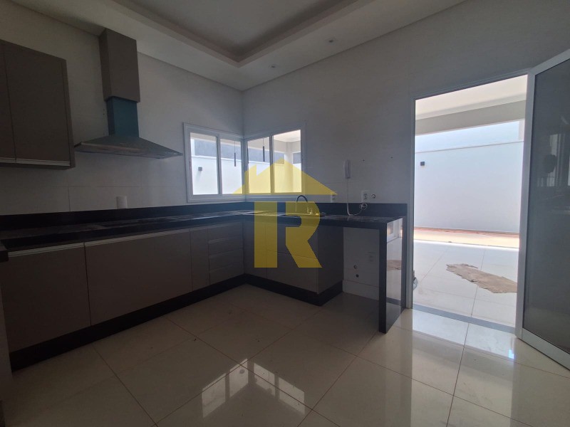 Casa de Condomínio com 3 quartos à venda e aluguel, 235m² — foto 13 de 48