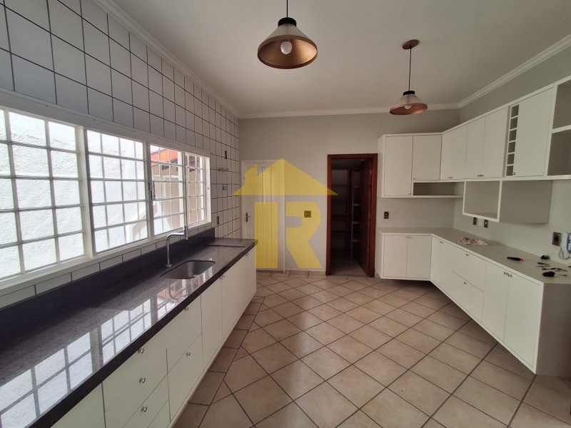Casa com 4 quartos à venda, 340m² — foto 13 de 49