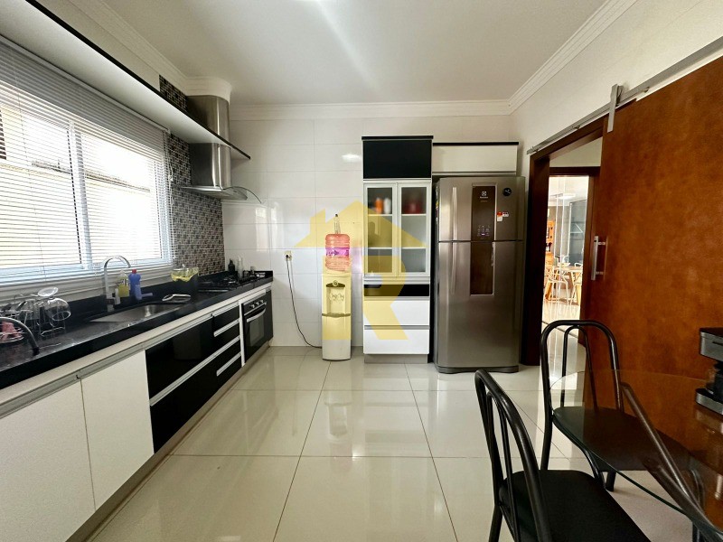 Casa de Condomínio com 3 quartos à venda, 211m² — foto 8 de 21