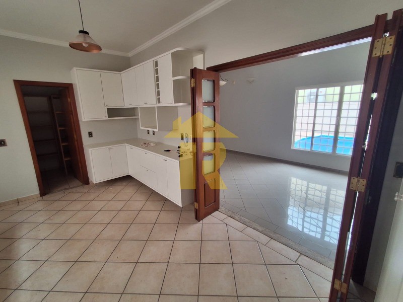 Casa com 4 quartos à venda, 340m² — foto 16 de 49