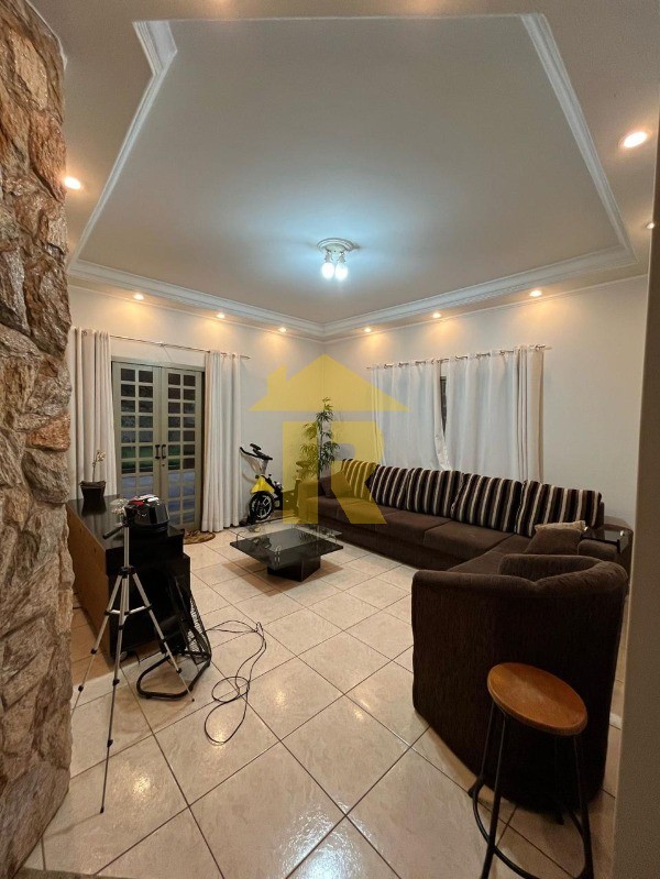 Casa com 3 quartos à venda, 240m² — foto 3 de 22