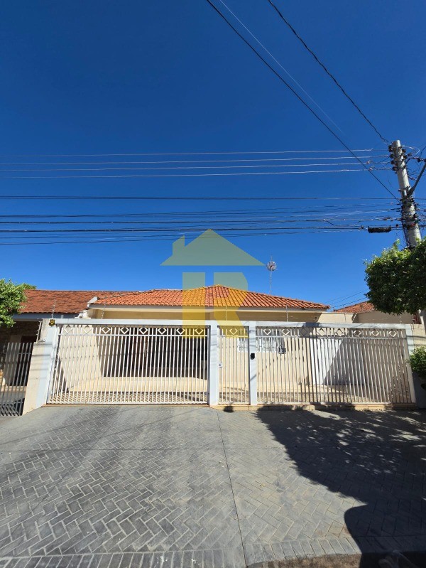 Casa com 3 quartos à venda, 240m² — foto 2 de 35