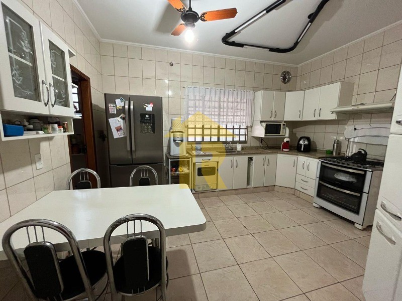 Casa com 3 quartos à venda, 240m² — foto 10 de 22