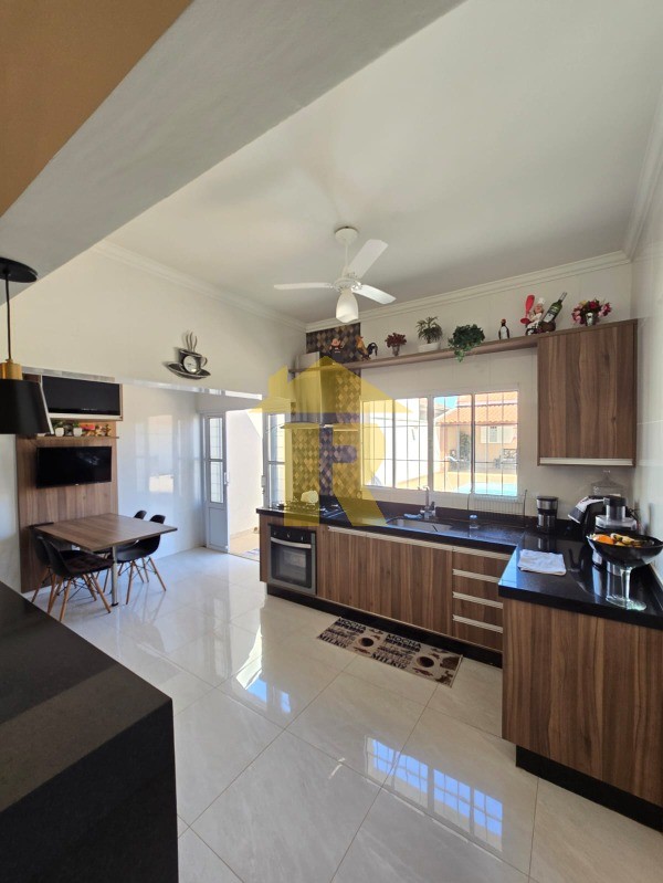 Casa com 3 quartos à venda, 240m² — foto 17 de 35