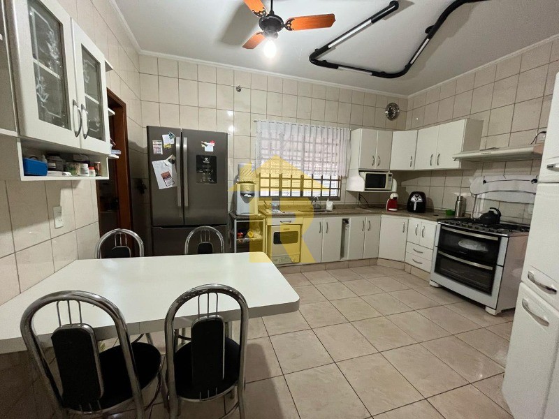 Casa com 3 quartos à venda, 240m² — foto 9 de 22