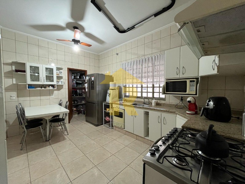 Casa com 3 quartos à venda, 240m² — foto 11 de 22