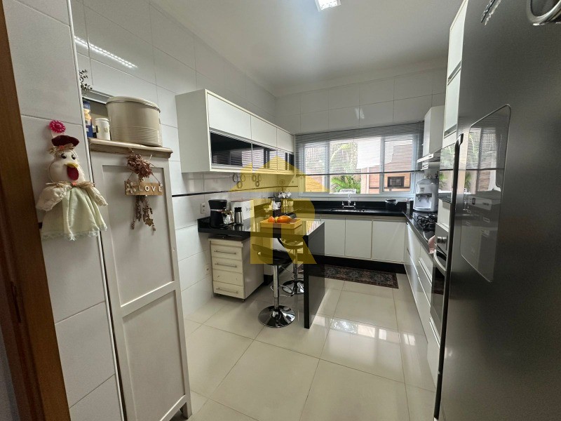Casa de Condomínio com 3 quartos à venda, 220m² — foto 14 de 48