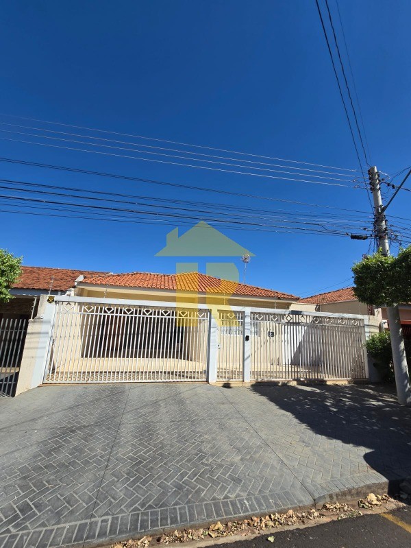 Casa com 3 quartos à venda, 240m² — foto 1 de 35