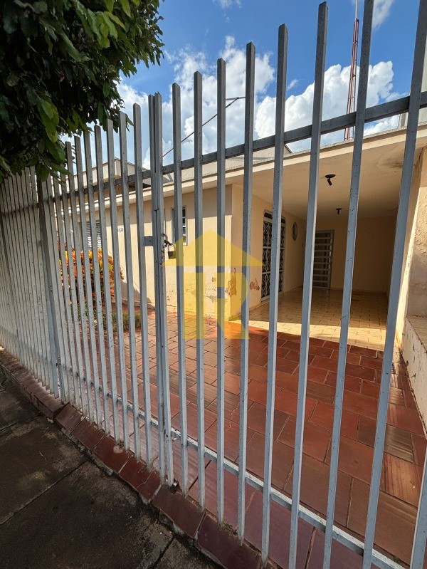 Casa com 2 quartos à venda, 140m² — foto 2 de 27
