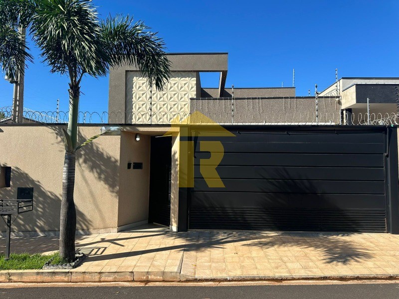 Casa com 3 quartos à venda, 200m² — foto 2 de 31