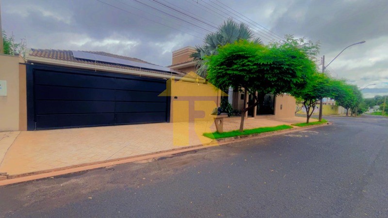 Casa com 3 quartos à venda, 226m² — foto 1 de 32