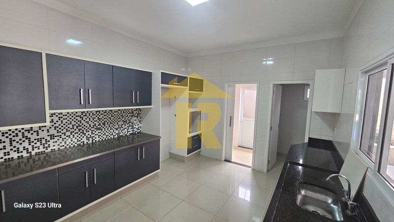 Casa de Condomínio com 3 quartos à venda, 223m² — foto 9 de 33