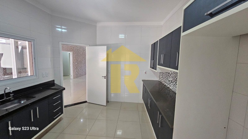 Casa de Condomínio com 3 quartos à venda, 223m² — foto 8 de 33