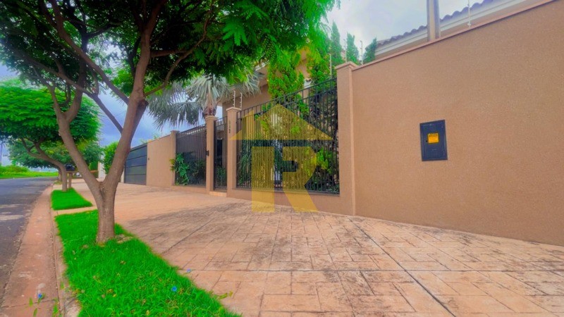 Casa com 3 quartos à venda, 226m² — foto 2 de 32