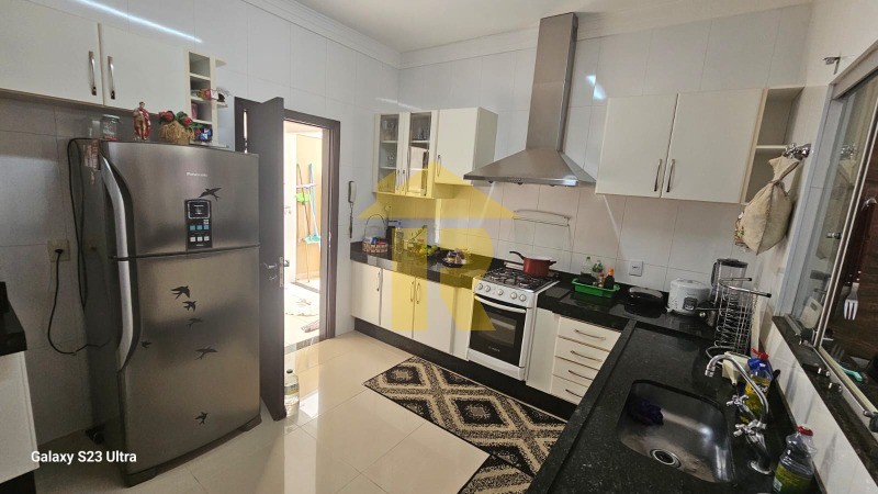 Casa de Condomínio com 3 quartos à venda, 198m² — foto 8 de 33