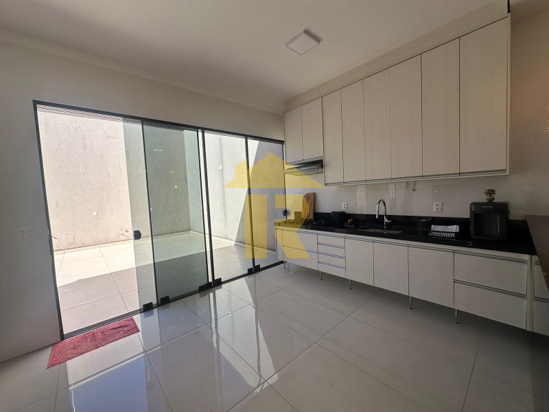 Casa com 3 quartos à venda, 200m² — foto 9 de 31