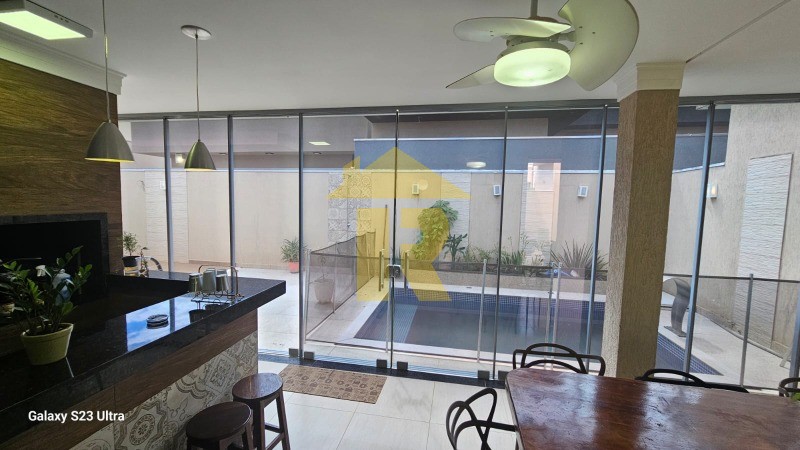 Casa de Condomínio com 3 quartos à venda, 198m² — foto 1 de 33