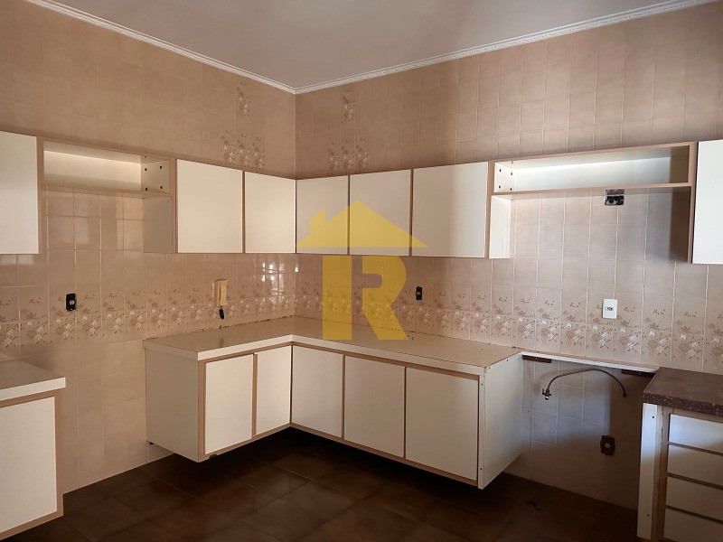 Casa com 3 quartos à venda, 300m² — foto 14 de 34