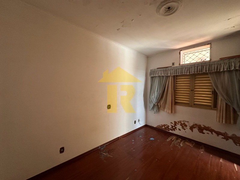 Casa com 3 quartos à venda, 300m² — foto 28 de 34