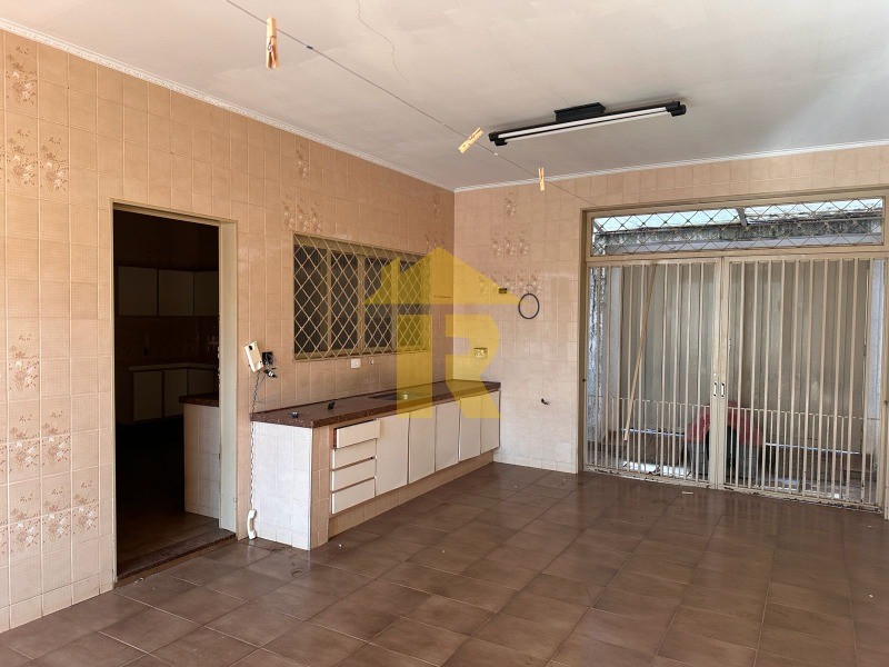 Casa com 3 quartos à venda, 300m² — foto 18 de 34