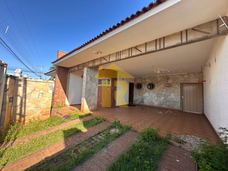 Casa com 3 quartos à venda, 300m² — foto 1 de 34