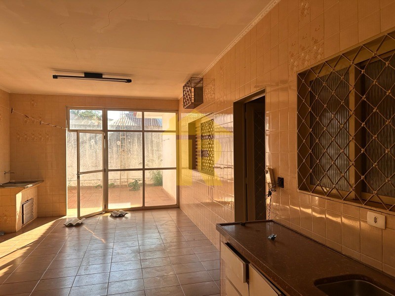 Casa com 3 quartos à venda, 300m² — foto 16 de 34