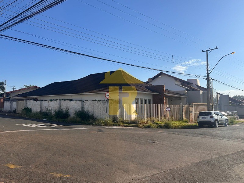 Casa com 3 quartos à venda, 300m² — foto 2 de 34