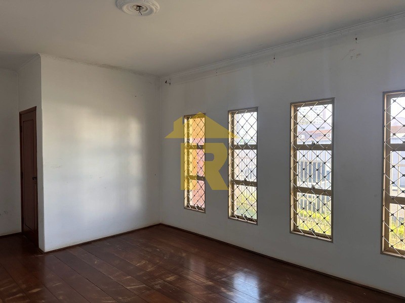 Casa com 3 quartos à venda, 300m² — foto 8 de 34