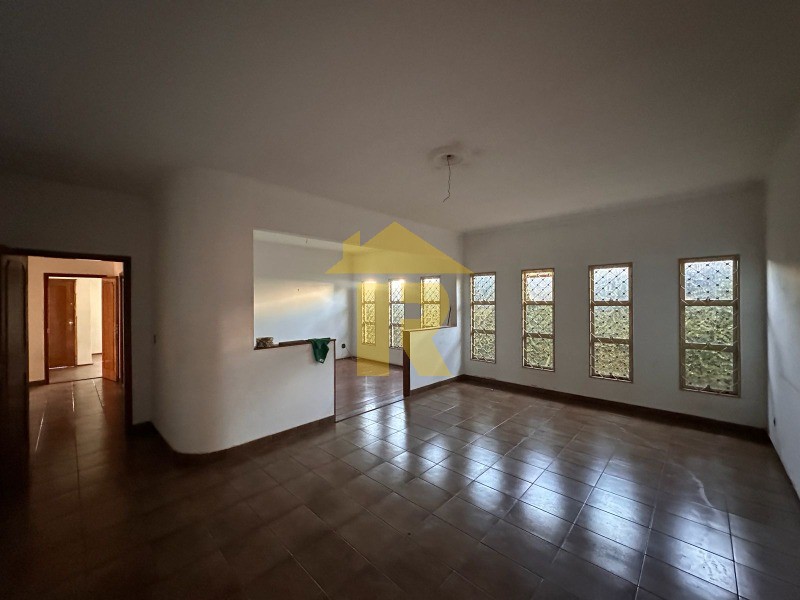 Casa com 3 quartos à venda, 300m² — foto 10 de 34