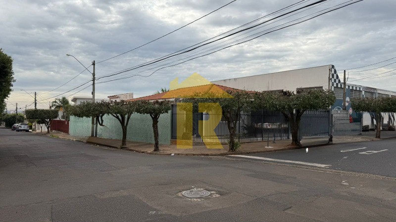 Casa com 3 quartos à venda, 245m² — foto 2 de 29