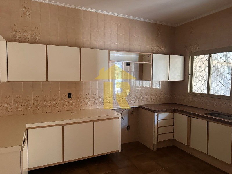 Casa com 3 quartos à venda, 300m² — foto 15 de 34