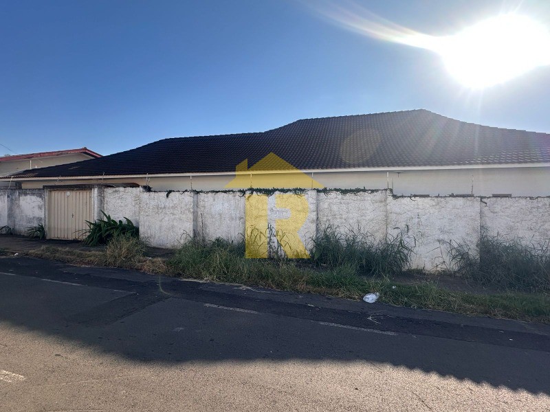 Casa com 3 quartos à venda, 300m² — foto 3 de 34