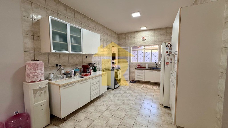 Casa com 3 quartos à venda, 220m² — foto 16 de 39