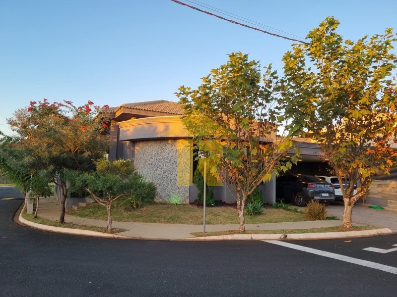 Casa de Condomínio com 3 quartos à venda, 230m² — foto 1 de 41
