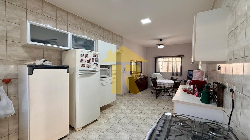 Casa com 3 quartos à venda, 220m² — foto 14 de 39