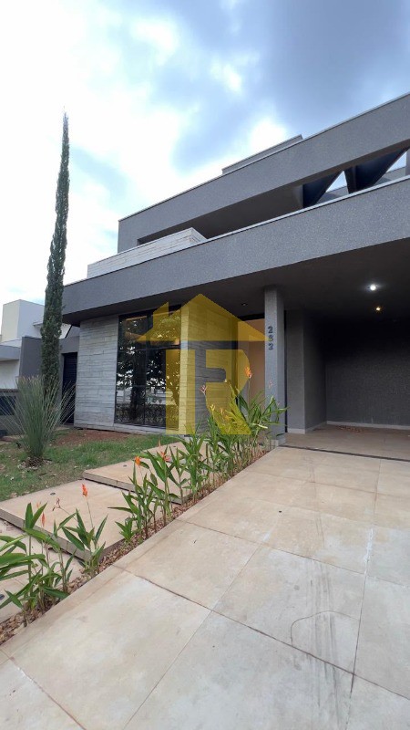 Casa de Condomínio com 3 quartos à venda, 230m² — foto 2 de 32