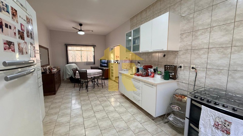 Casa com 3 quartos à venda, 220m² — foto 15 de 39