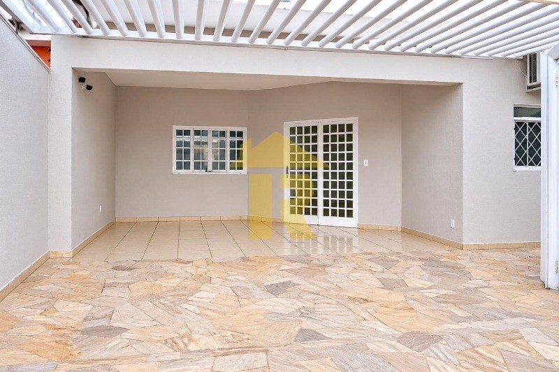 Casa com 3 quartos à venda, 220m² — foto 2 de 39