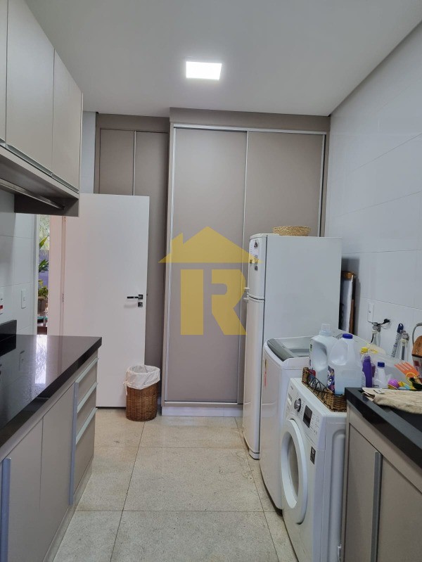 Casa de Condomínio com 3 quartos à venda, 230m² — foto 17 de 41
