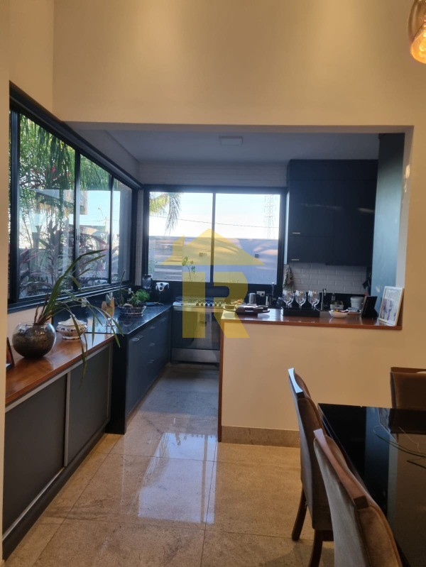 Casa de Condomínio com 3 quartos à venda, 230m² — foto 16 de 41