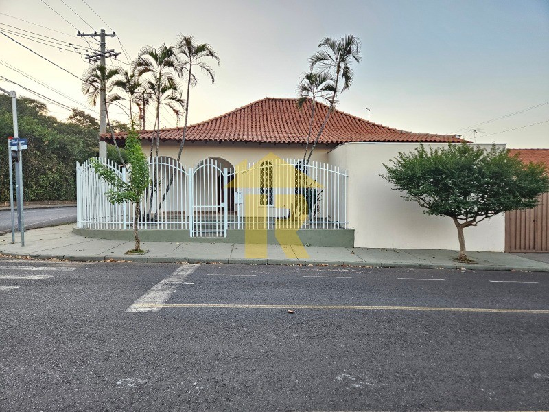 Casa com 3 quartos à venda, 173m² — foto 2 de 27